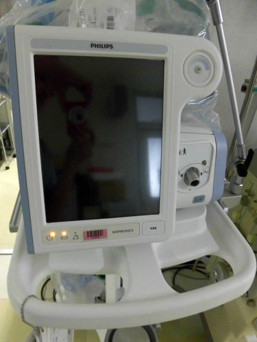 院内で使用される呼吸器の写真1